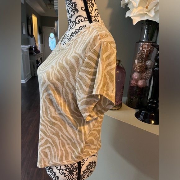 Animal print short sleeve top in size XL - Picture 4 of 7